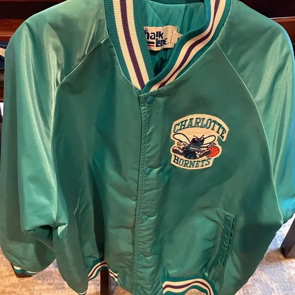 Nice Vintage Chalk Line Charlotte Hornets Size XL Starter Style Spellout Rare